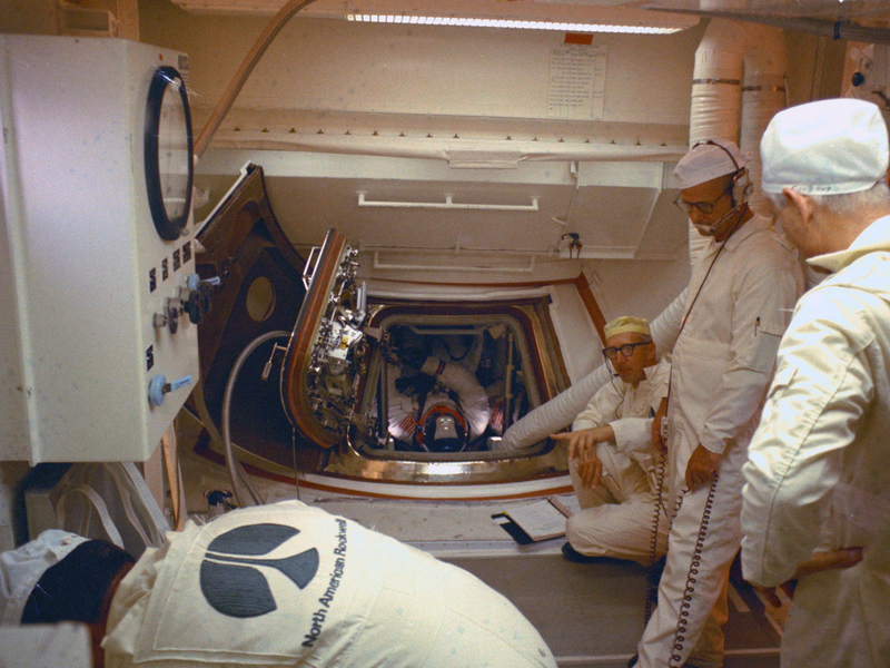 Illustration for article titled Amazing photos from NASA's vaults show how they assembled Apollo 11